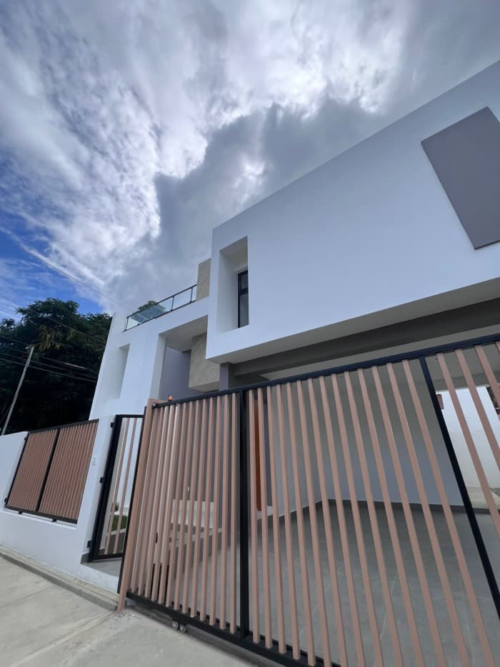 VENTA DE CASA DE DOS NIVELES EN SANTIAGO - foto 1