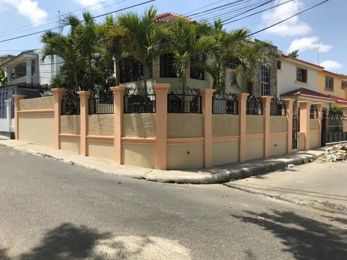 En Venta de amplia Casa  en Valle Verde II ,Santiago  - foto 1