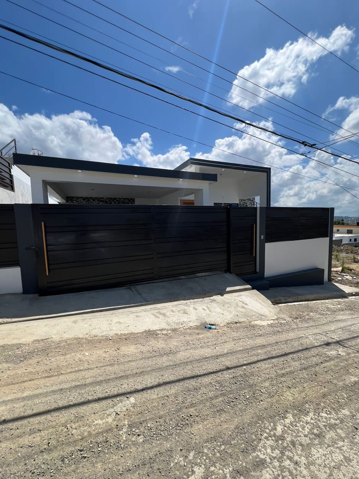 VENTA DE CASA CERCA SUPERMERCADO BRAVO , BANCO POPULAR - foto 1