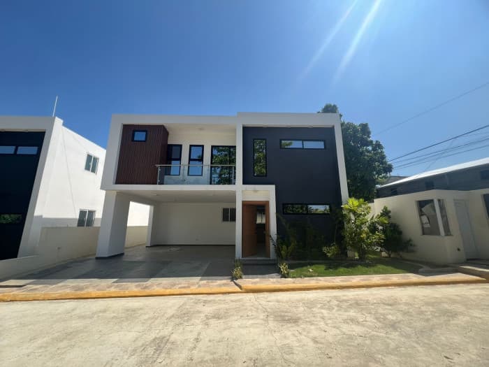 EN VENTA CASAS CON PISCINA EN JARDINES DEL NORTE  - foto 1
