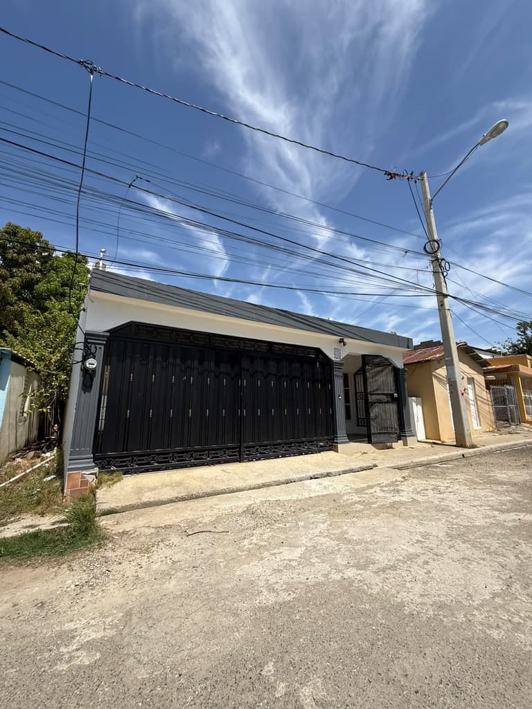 VENTA DE CASA FRENTE AL ASILO MAO VALVERDE  - foto 1
