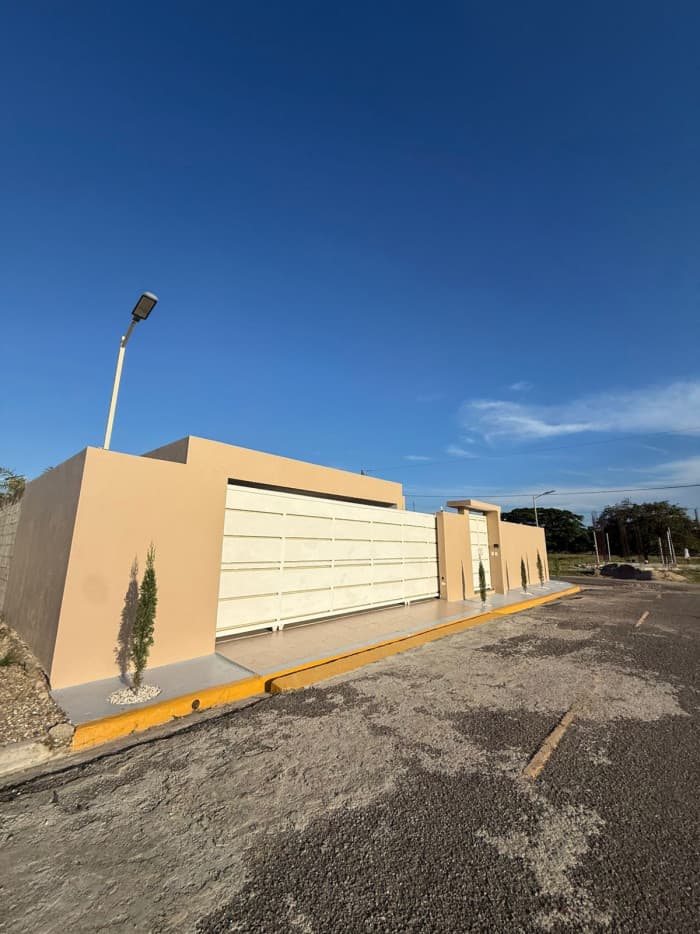 VENTA DE CASA CON PATIO Y PICUZZI EN SANTIAGO - foto 1
