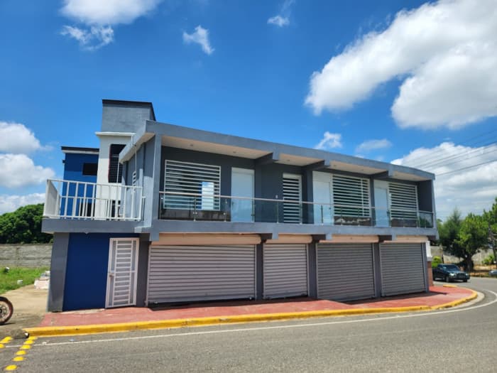 EN VENTA SOLAR Y EDIFICIO COMERCIAL EN LA VEGA RD - foto 1