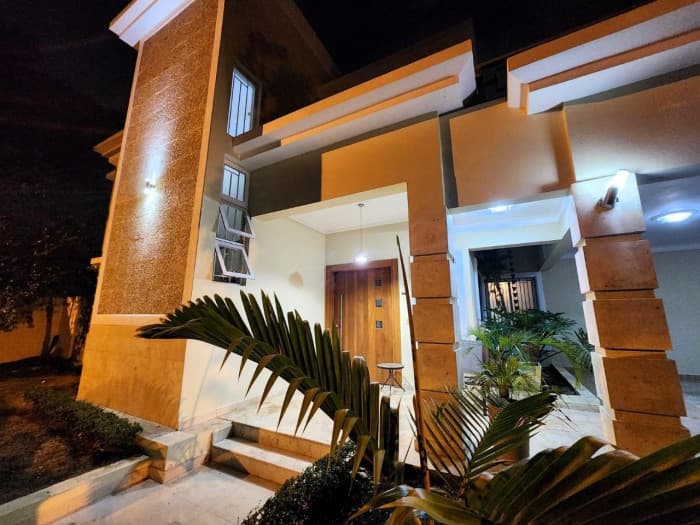 VENTA DE CASA CON AMPLIO PATIO EN LAS CARMELITAS  - foto 1