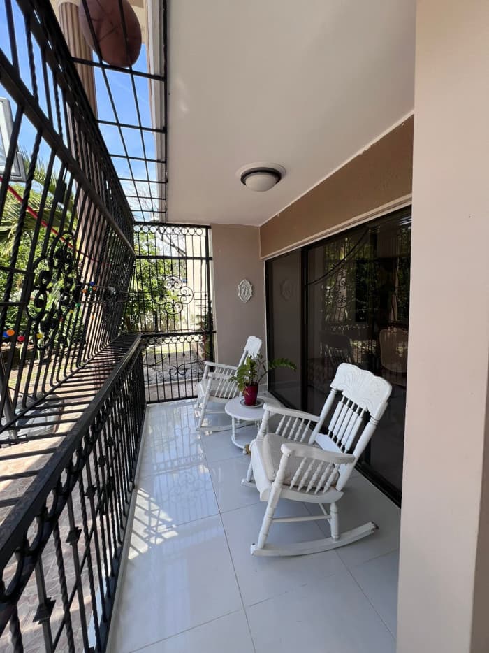 VENTA DE CONFORTABLE Y AMPLIA CASA URBANIZACION INVI   - foto 4