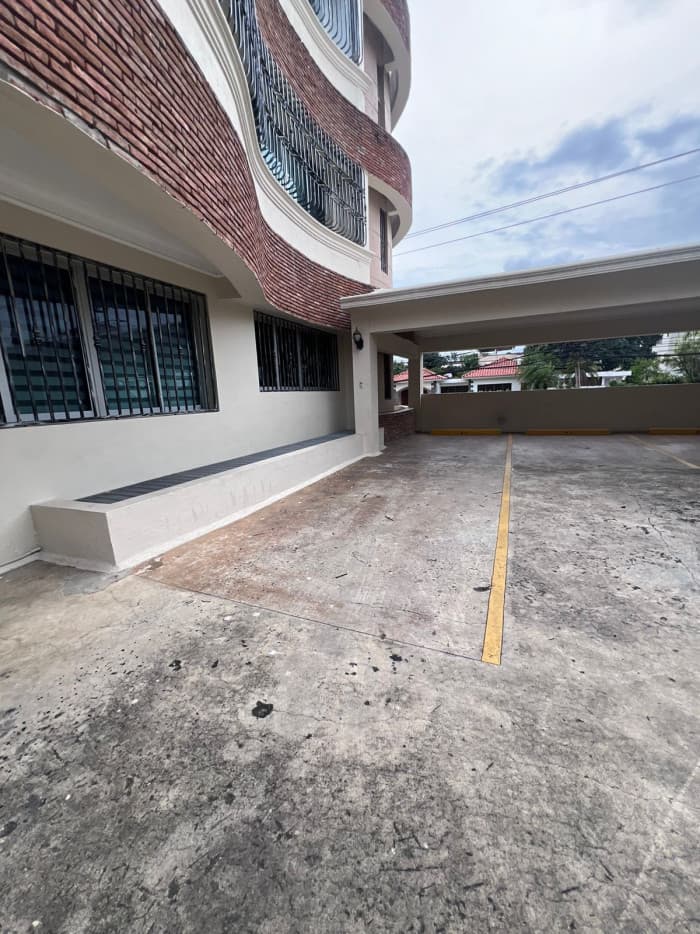 Venta de primer nivel con patio en La Esmeralda - foto 3