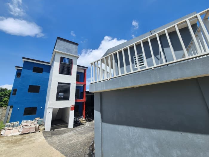EN VENTA SOLAR Y EDIFICIO COMERCIAL EN LA VEGA RD - foto 4