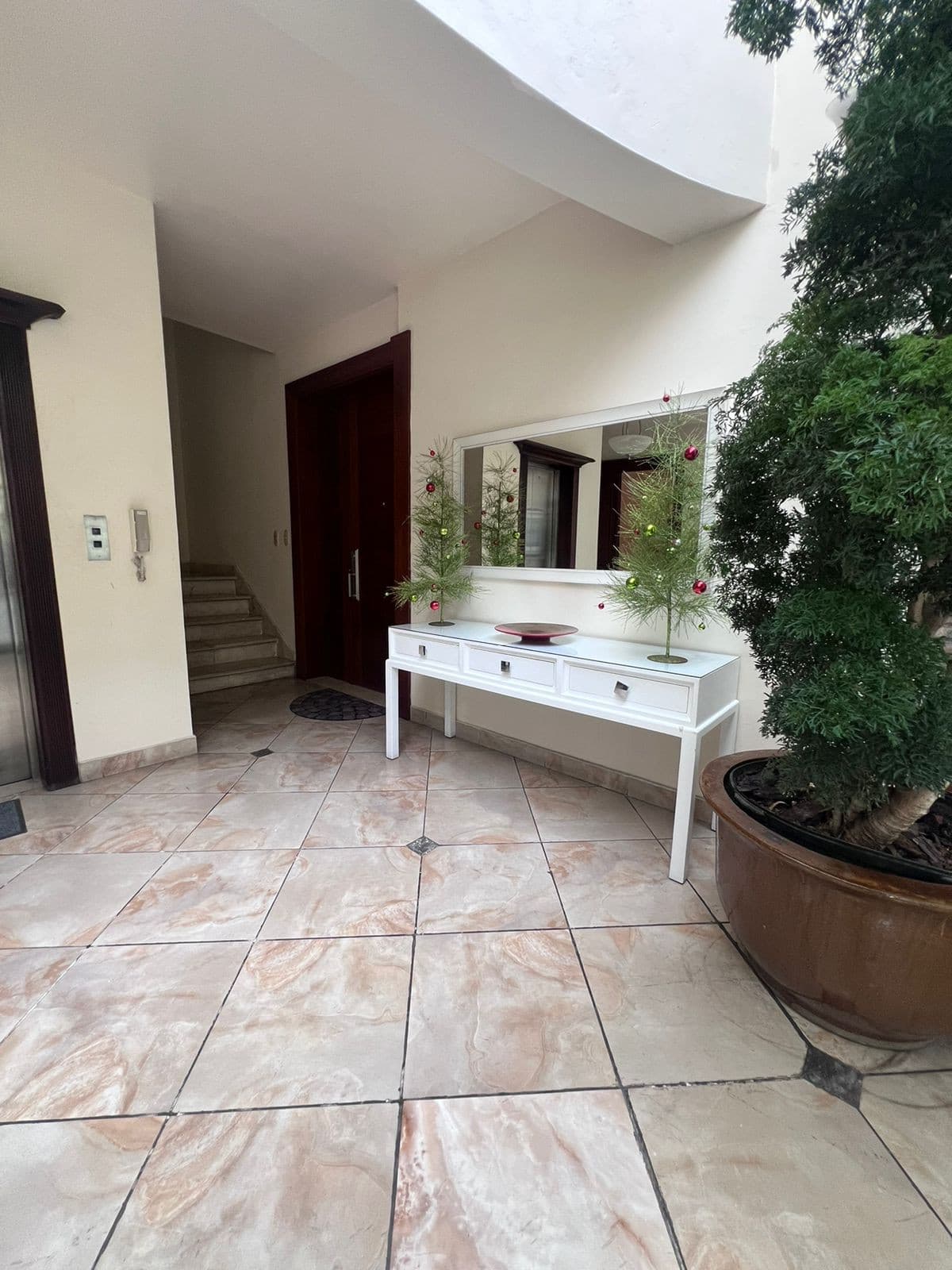 Venta de primer nivel con patio en La Esmeralda - foto 4