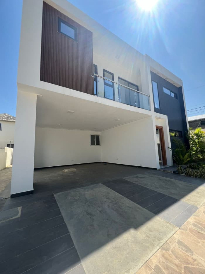EN VENTA CASAS CON PISCINA EN JARDINES DEL NORTE  - foto 2