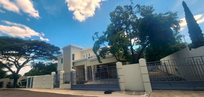 VENTA DE CASA CON AMPLIO PATIO EN LAS CARMELITAS  - foto 2