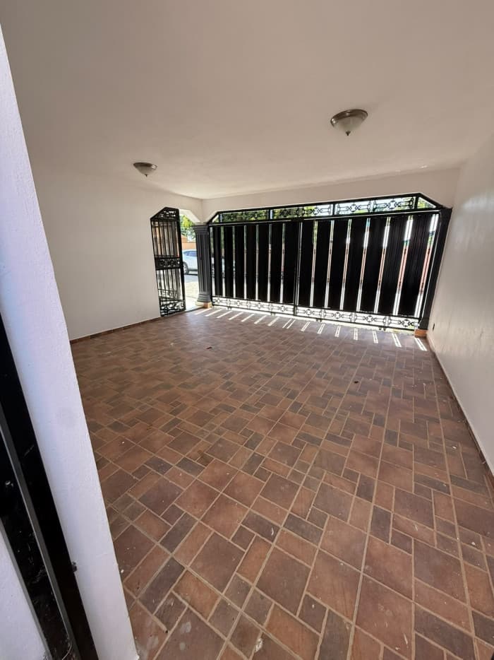 VENTA DE CASA FRENTE AL ASILO MAO VALVERDE  - foto 2