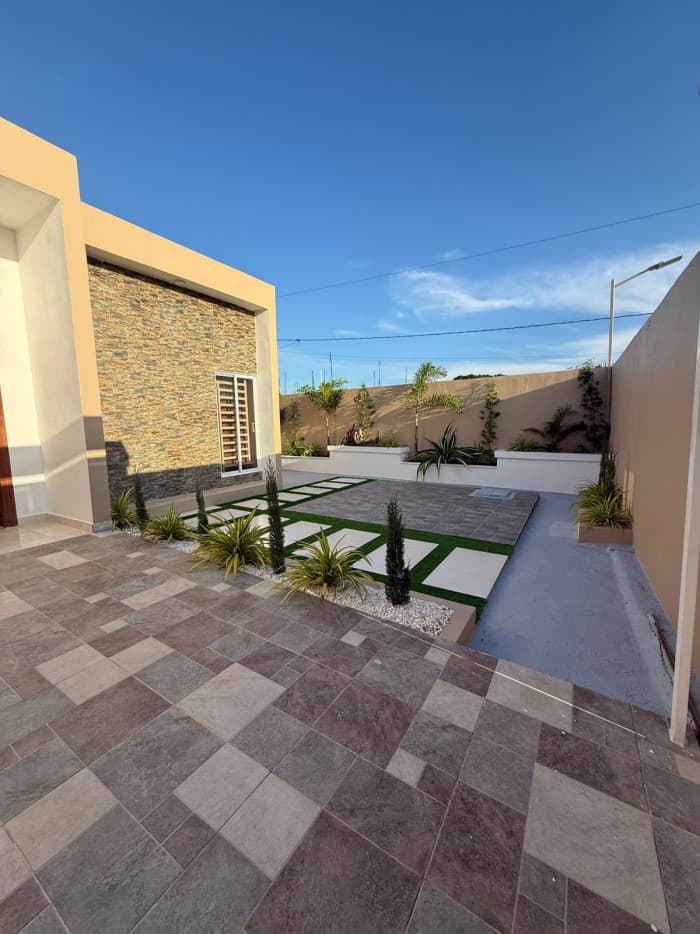 VENTA DE CASA CON PATIO Y PICUZZI EN SANTIAGO - foto 3