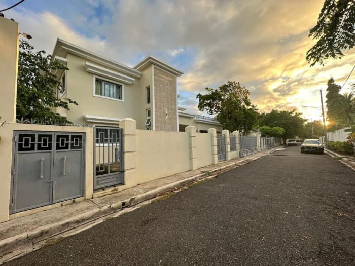 VENTA DE CASA CON AMPLIO PATIO EN LAS CARMELITAS  - foto 3