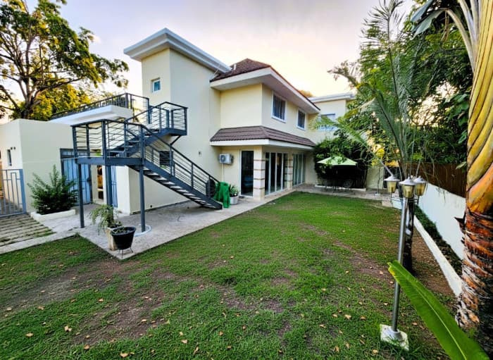 VENTA DE CASA CON AMPLIO PATIO EN LAS CARMELITAS  - foto 4