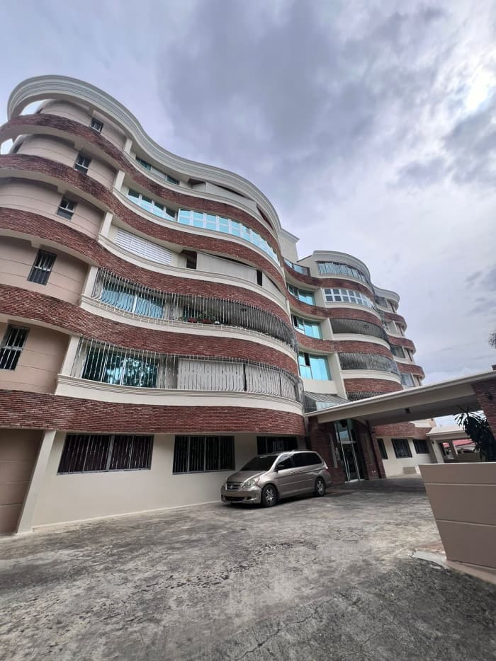 Venta de primer nivel con patio en La Esmeralda - foto 2