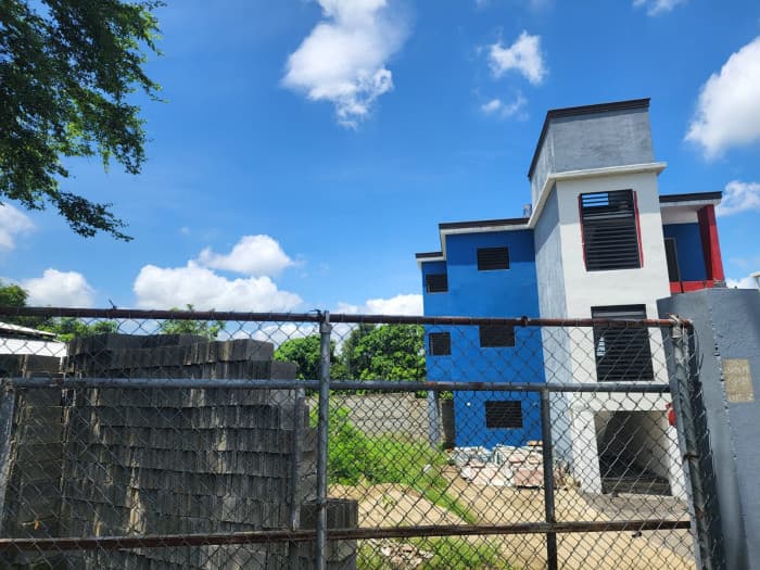 EN VENTA SOLAR Y EDIFICIO COMERCIAL EN LA VEGA RD - foto 2