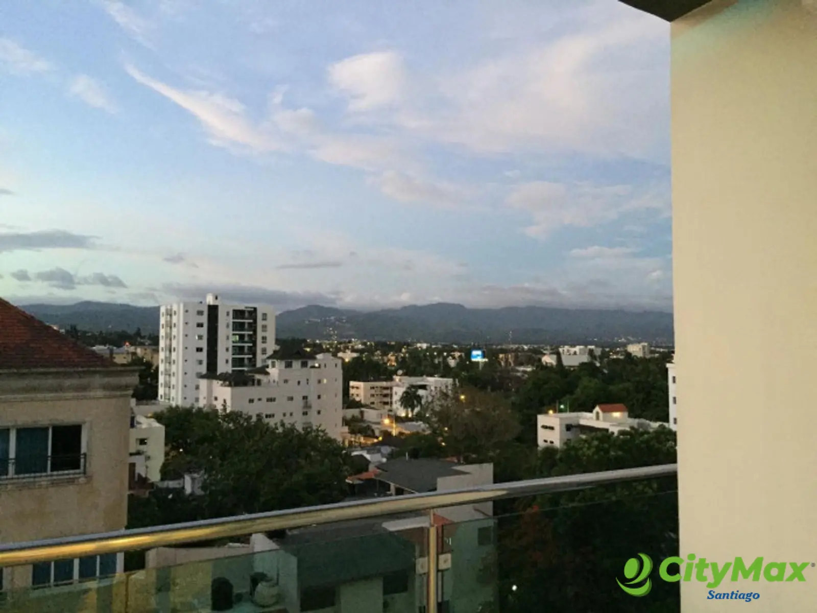 Apartamento semi-amueblado en alquiler en La Esmeralda! - foto 1