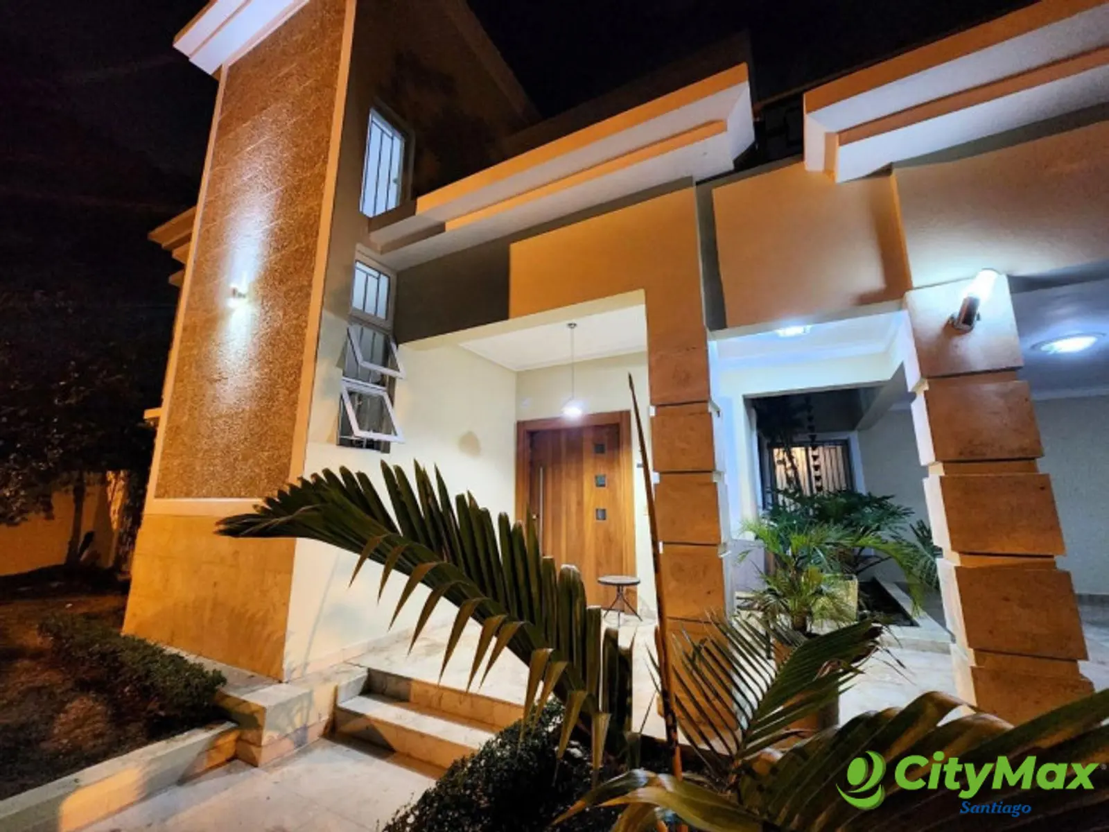 VENTA DE CASA CON AMPLIO PATIO EN LAS CARMELITAS  - foto 1