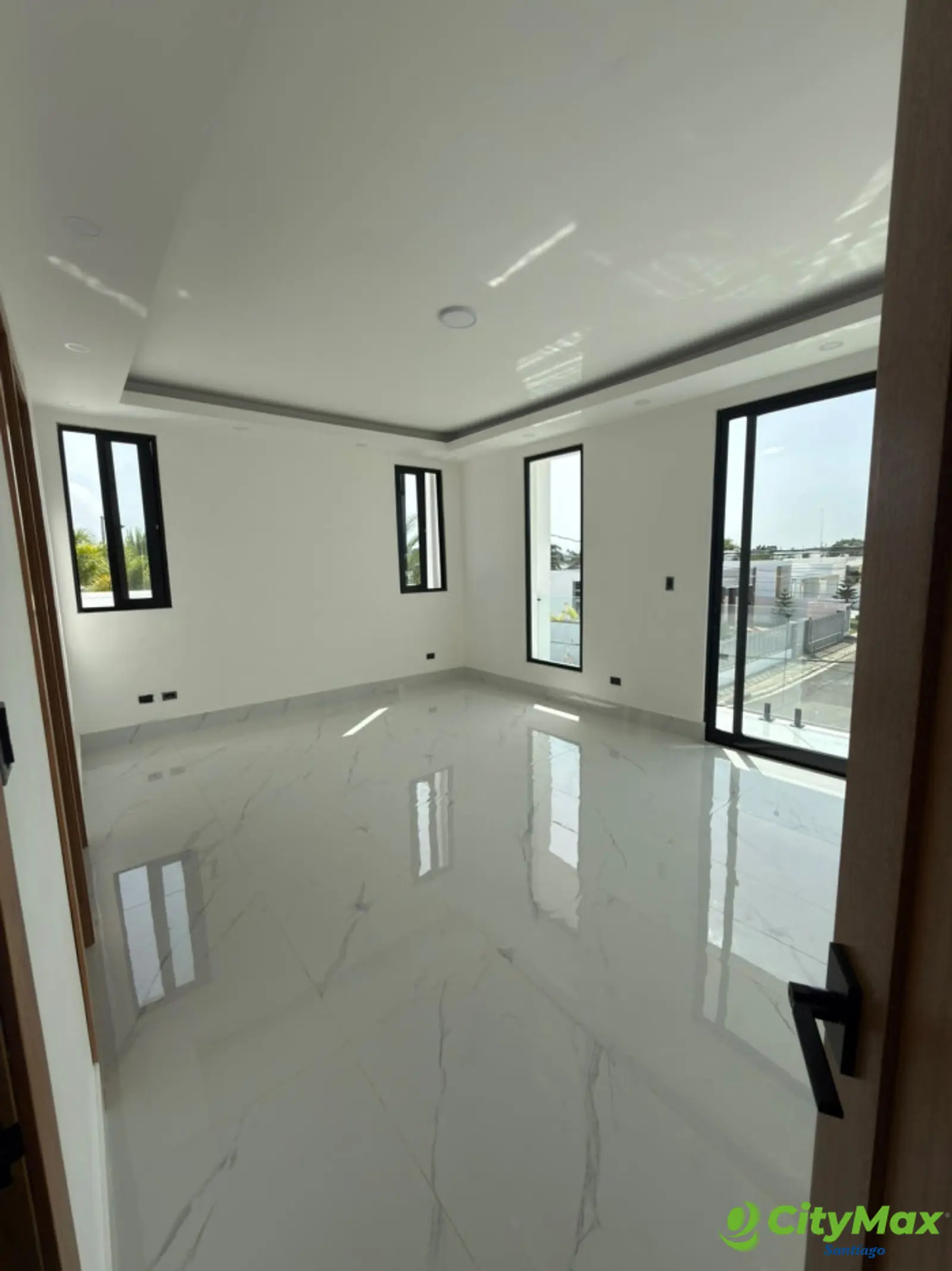 VENTA DE CASA CON  PATIO EN  LLANOS DE GURABO - foto 11