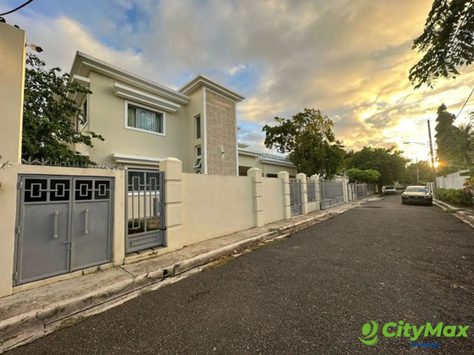 VENTA DE CASA CON AMPLIO PATIO EN LAS CARMELITAS  - foto 3