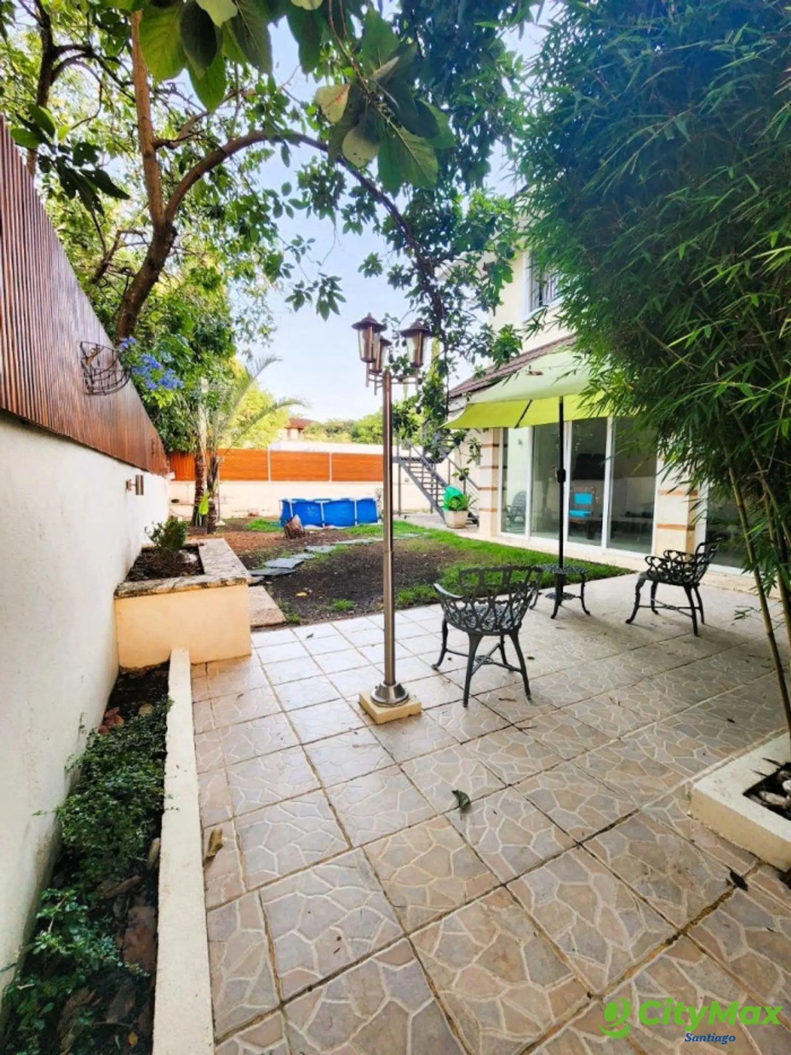 VENTA DE CASA CON AMPLIO PATIO EN LAS CARMELITAS  - foto 9