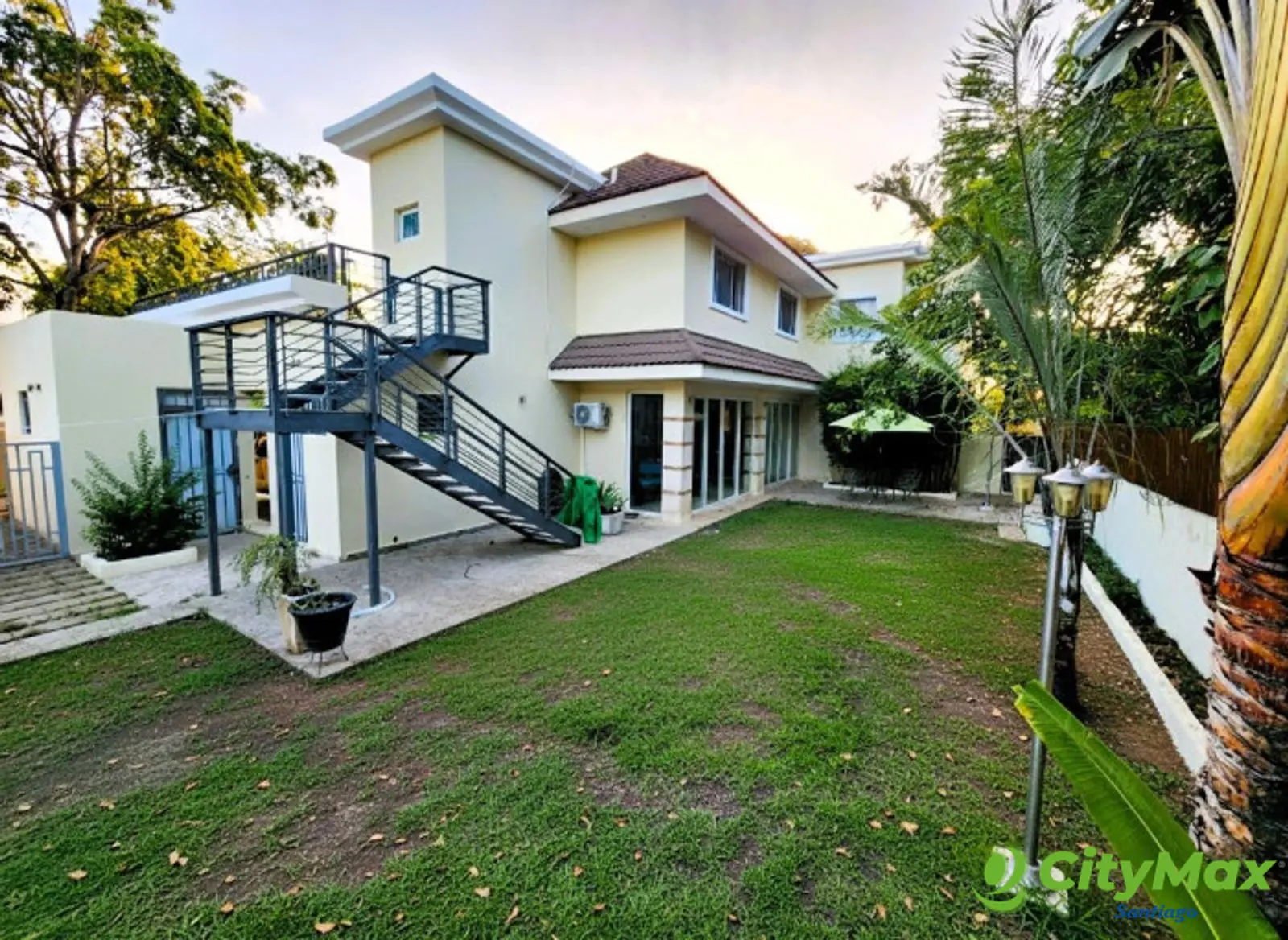 VENTA DE CASA CON AMPLIO PATIO EN LAS CARMELITAS  - foto 4