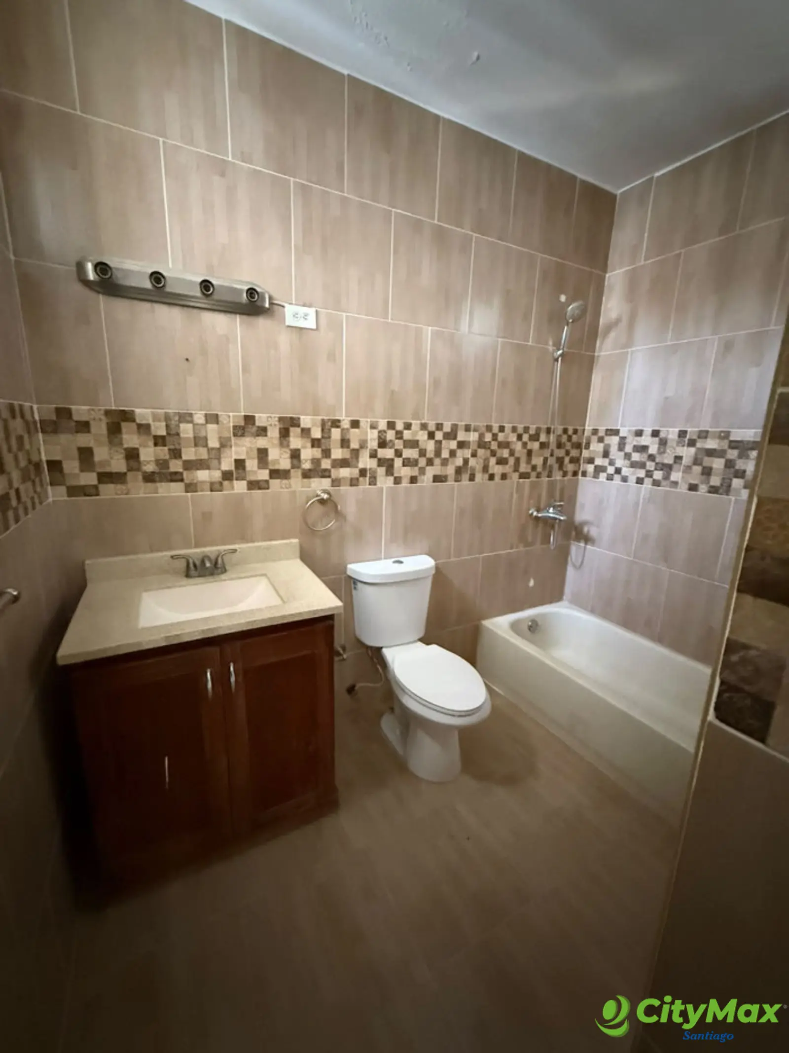 VENTA DE CASA FRENTE AL ASILO MAO VALVERDE - foto 11