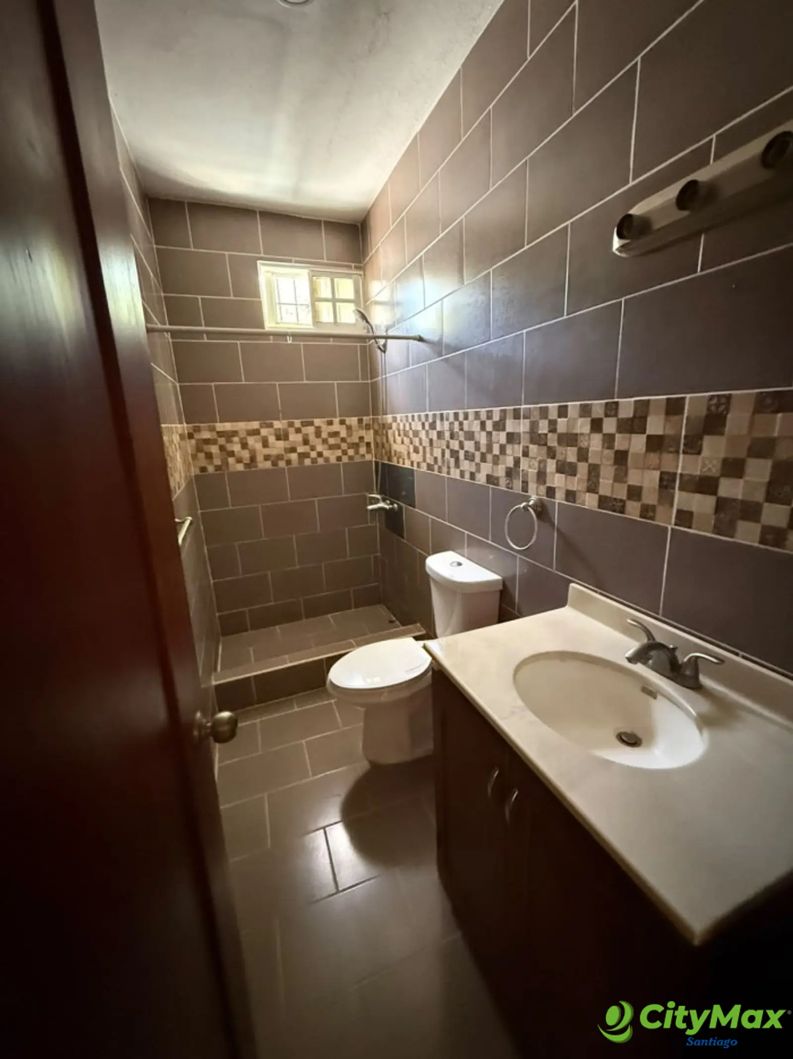 VENTA DE CASA FRENTE AL ASILO MAO VALVERDE - foto 12